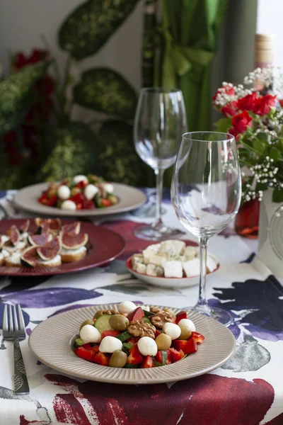 Um jantar chique para dois: salada, queijo brie e pão branco — Fotografia de Stock