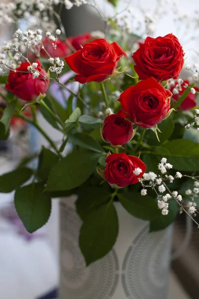 A beautiful spring bouquet in a decorative vase. — Stock Photo, Image