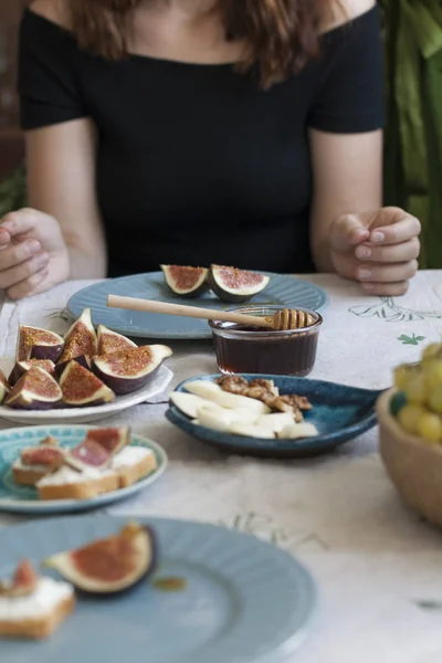 Um lanche saboroso: pratos de queijo sulguni, fatias de figo — Fotografia de Stock