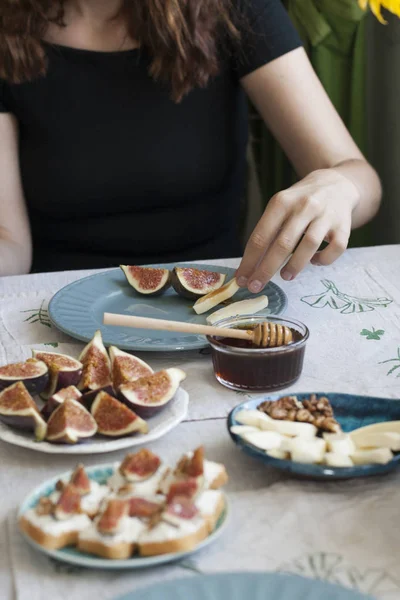 Um lanche saboroso: pratos de queijo sulguni, fatias de figo — Fotografia de Stock