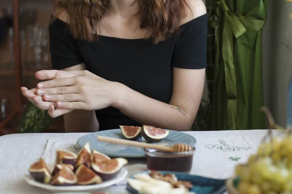 Een lekkere snack: platen van sulguni kaas en vijgen schijfjes — Stockfoto