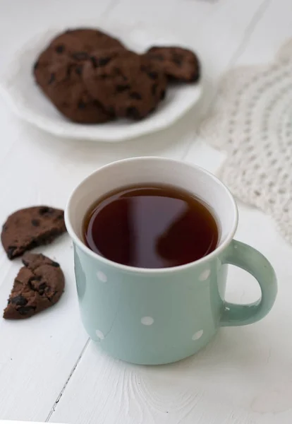 Uno spuntino gustoso: una tazza di tè e un piatto di biscotti . — Foto Stock