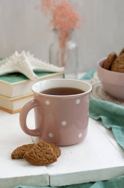 Przerwa w badaniu: filiżanka herbaty i miskę ciasteczek. — Zdjęcie stockowe