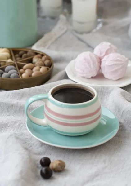 Un tentempié sabroso: una taza de café, un plato de zephyr —  Fotos de Stock