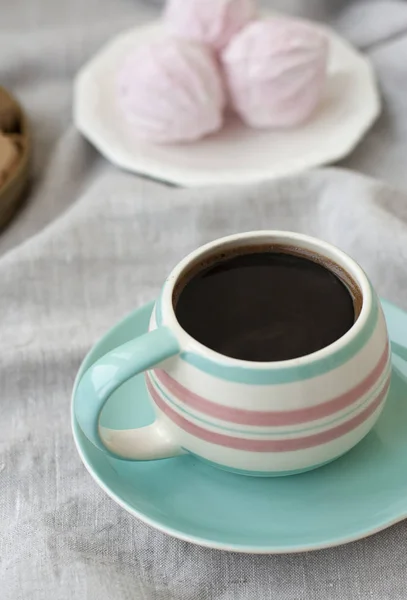 Smaczna przekąska: filiżanka kawy, talerz Zefir — Zdjęcie stockowe