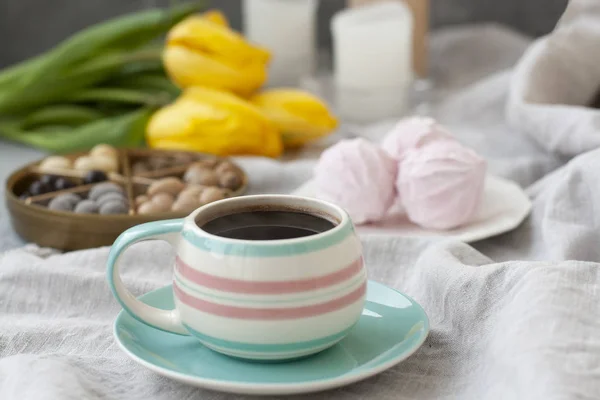Une collation savoureuse : une tasse de café, une assiette de zéphyr — Photo