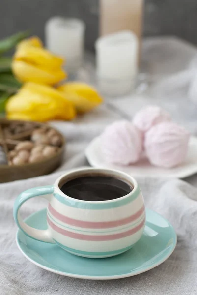 Вкусная закуска: чашка кофе, тарелка зефира — стоковое фото