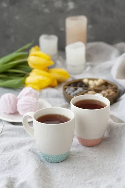 Un tentempié sabroso: dos tazas de té, un plato de zephyr —  Fotos de Stock