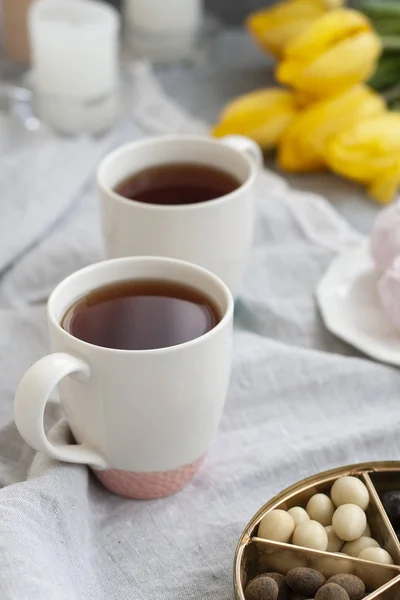 Ein leckerer Snack: zwei Tassen Tee, ein Teller Zephyr — Stockfoto