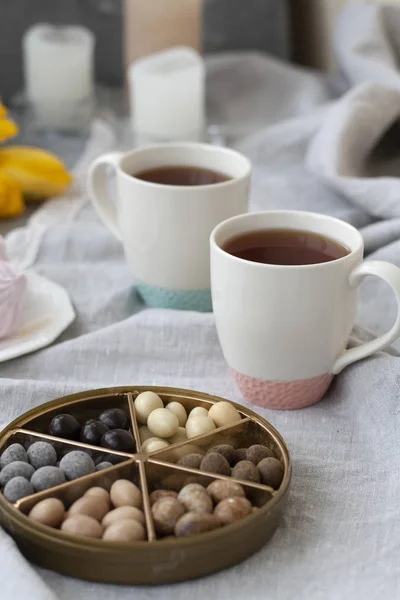 Ein leckerer Snack: zwei Tassen Tee, ein Teller Zephyr — Stockfoto