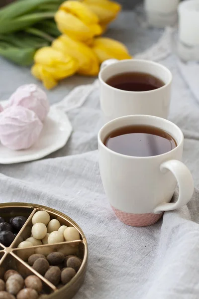 Lezzetli bir atıştırmalık: iki bardak çay, bir tabak zefir — Stok fotoğraf