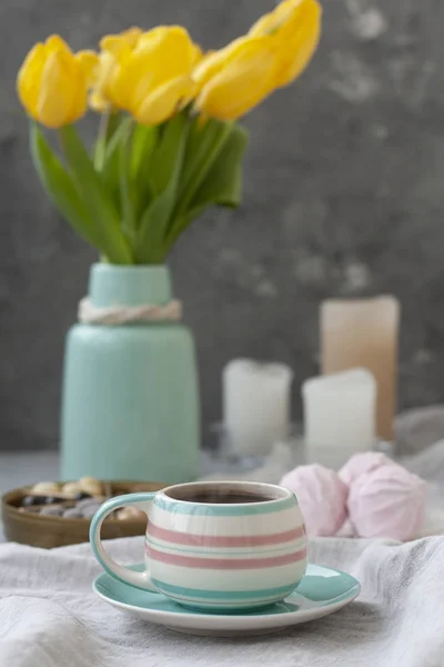 Un tentempié sabroso: una taza de café, un plato de zephyr Fotos de stock libres de derechos