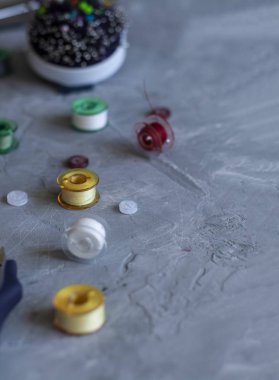 Bir örnekleme envanteri: düğmeler, iğneler, iplikler ve makas.