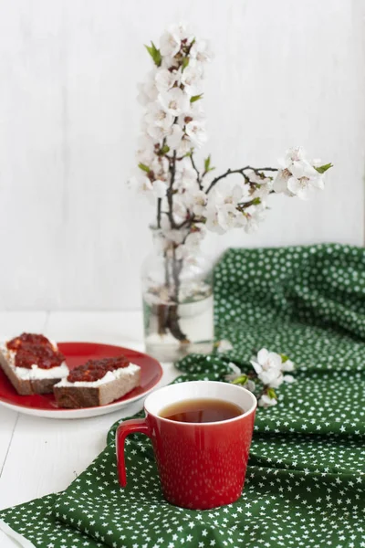 Eine leckere Pause: eine Tasse Tee mit einem Teller Sandwiches. — Stockfoto