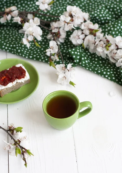 Una pausa gustosa: una tazza di tè con un panino al pane di segale . — Foto Stock