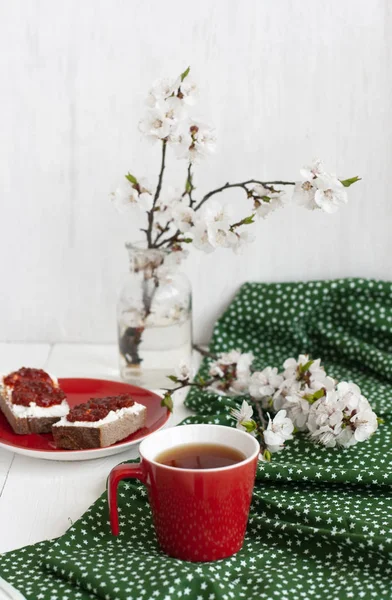 Una pausa gustosa: una tazza di tè con un piatto di panini . — Foto Stock
