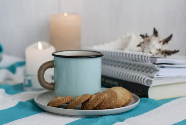 Une pause étude : une tasse de thé avec des biscuits sur un côté . — Photo