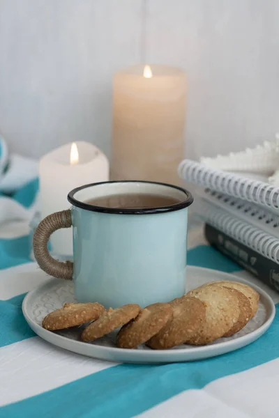 Een studie pauze: een mok thee met koekjes aan een kant. — Stockfoto