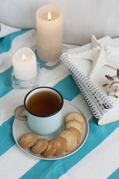 Uma pausa de estudo: uma caneca de chá com biscoitos em um lado . — Fotografia de Stock