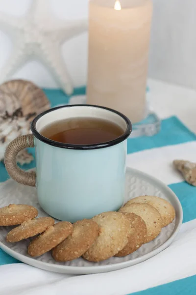 Una pausa studio: una tazza di tè con biscotti su un lato . — Foto Stock
