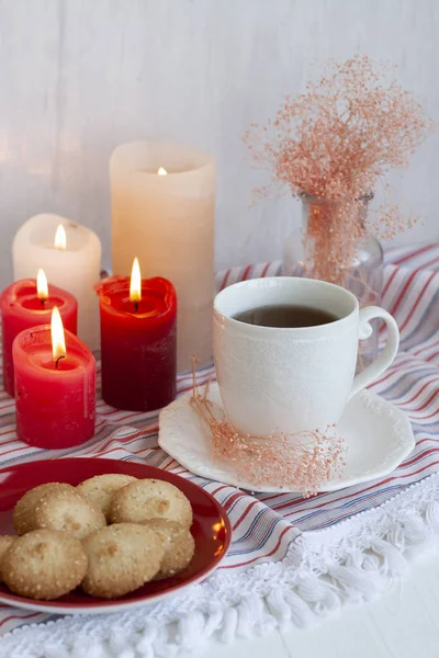 Ein Leckerbissen: eine Tasse Tee mit Keksen auf der Seite. — Stockfoto