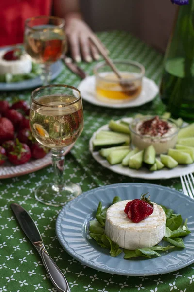 Um jantar gourmet para dois: camembert grelhado, vinho branco e vari — Fotografia de Stock