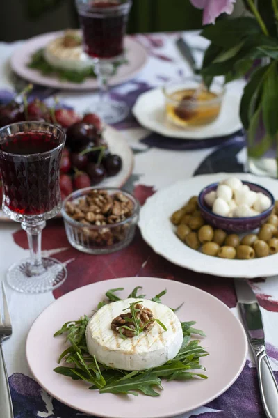 İki kişilik gurme akşam yemeği: ızgara camembert, kırmızı şarap ve variou — Stok fotoğraf