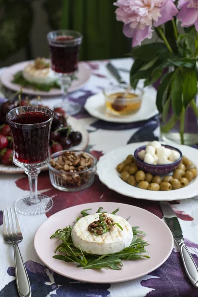 Um jantar gourmet para dois: camembert grelhado, vinho tinto e variou — Fotografia de Stock