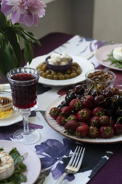 Um jantar gourmet para dois: camembert grelhado, vinho tinto e variou — Fotografia de Stock