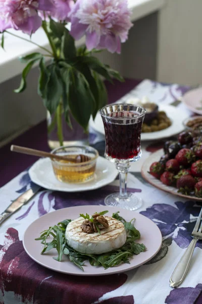 Un dîner gastronomique pour deux : camembert grillé, vin rouge et variou — Photo