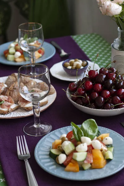 Um almoço gourmet para dois: uma salada, cerejas frescas e vários app — Fotografia de Stock