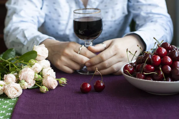 美食休息：一杯葡萄酒和一碗樱桃. — 图库照片