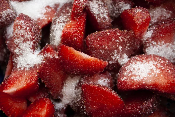 건강하고 맛있는 간식: 수분이 많은 딸기 슬라이스 — 스톡 사진