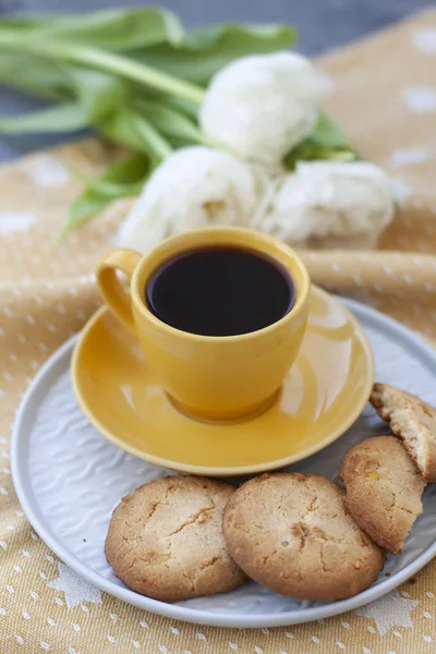 Ein Leckerbissen: eine Tasse Kaffee und ein Teller Plätzchen. — Stockfoto