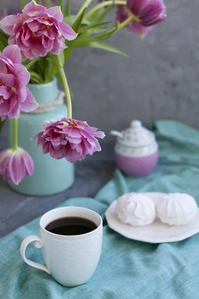 Una delicia sabrosa: una taza de café y un plato de malvaviscos . —  Fotos de Stock