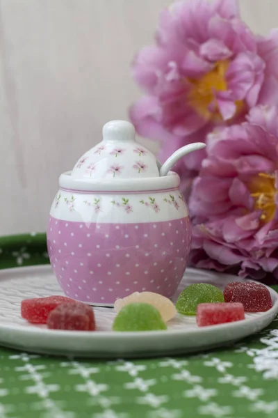 Una delicia sabrosa: un plato de gelatinas de frutas de diferentes colores . — Foto de Stock