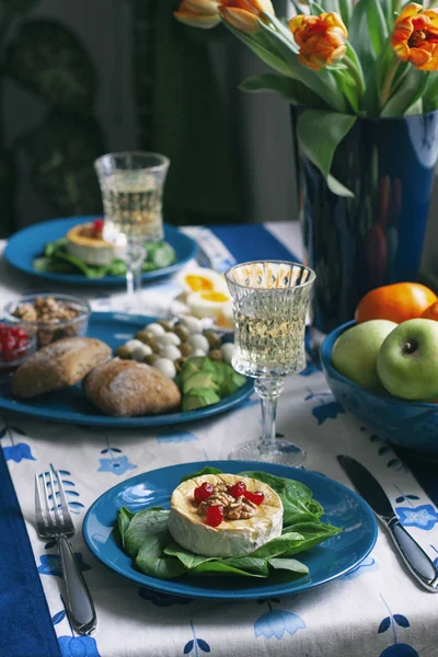 Gurme bir akşam yemeği: ızgara camembert, bir kadeh şarap ve çeşitli — Stok fotoğraf