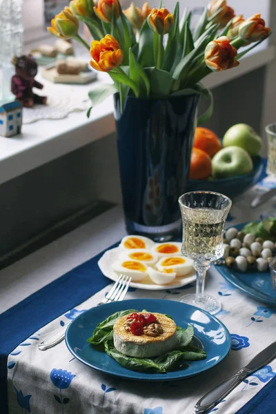 Een gastronomisch diner: Gegrilde Camembert, een glas wijn en diverse — Stockfoto