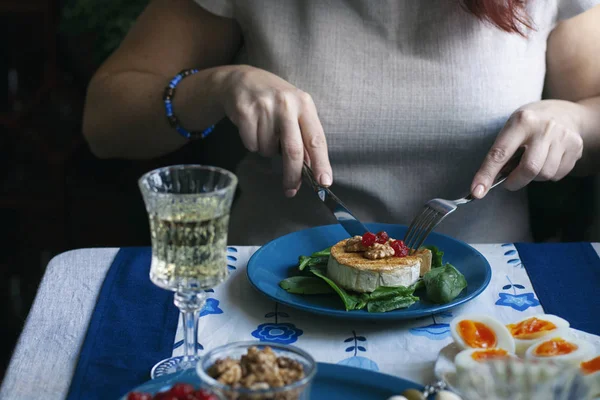 Una cena gourmet: camembert alla griglia, un bicchiere di vino e vari — Foto Stock