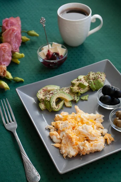 每人营养丰富的早餐 炒鸡蛋 奶酪和覆盆子果酱 旁边是一杯黑咖啡和一束鲜花 — 图库照片