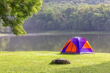 Lake Side orman kamp sitedeki kamp turist dome çadır