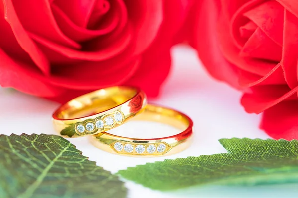 Primer Plano Anillo Oro Rosas Rojas Sobre Fondo Blanco Concepto —  Fotos de Stock