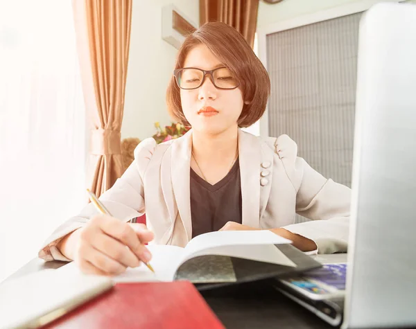 오피스에 가까이 노트북에 스마트 캐주얼에 머리를 — 스톡 사진