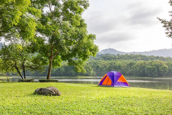 Lake Side orman kamp sitedeki kamp turist dome çadır