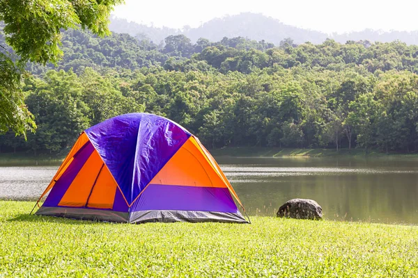 森湖畔でキャンプ場でのキャンプ観光ドーム テント — ストック写真