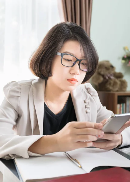 Ragazza Adolescente Capelli Corti Abbigliamento Casual Intelligente Che Lavora Sul — Foto Stock