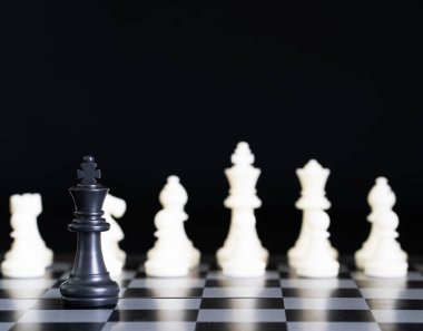 Satranç, satranç taşları kadar Set satranç oynarken tahta üzerinde rakamlar kapatın