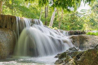 Ulusal park Saraburi, Tayland 'da bulunan Şelale Sao Noi' deki tropikal ormandaki dağda bir şelale.