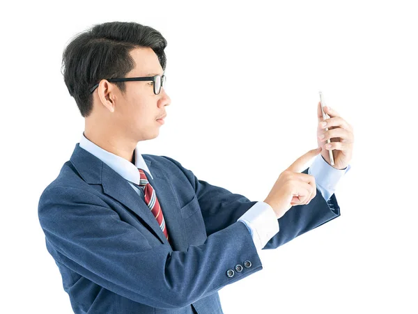 年轻的亚洲商人肖像在西装持有智能手机反对白色背景 — 图库照片