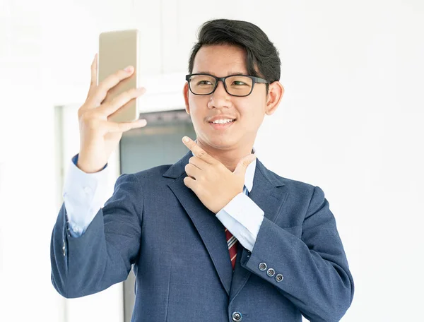 Unga Asiatiska Företag Män Porträtt Kostym Som Håller Smartphone Mot — Stockfoto